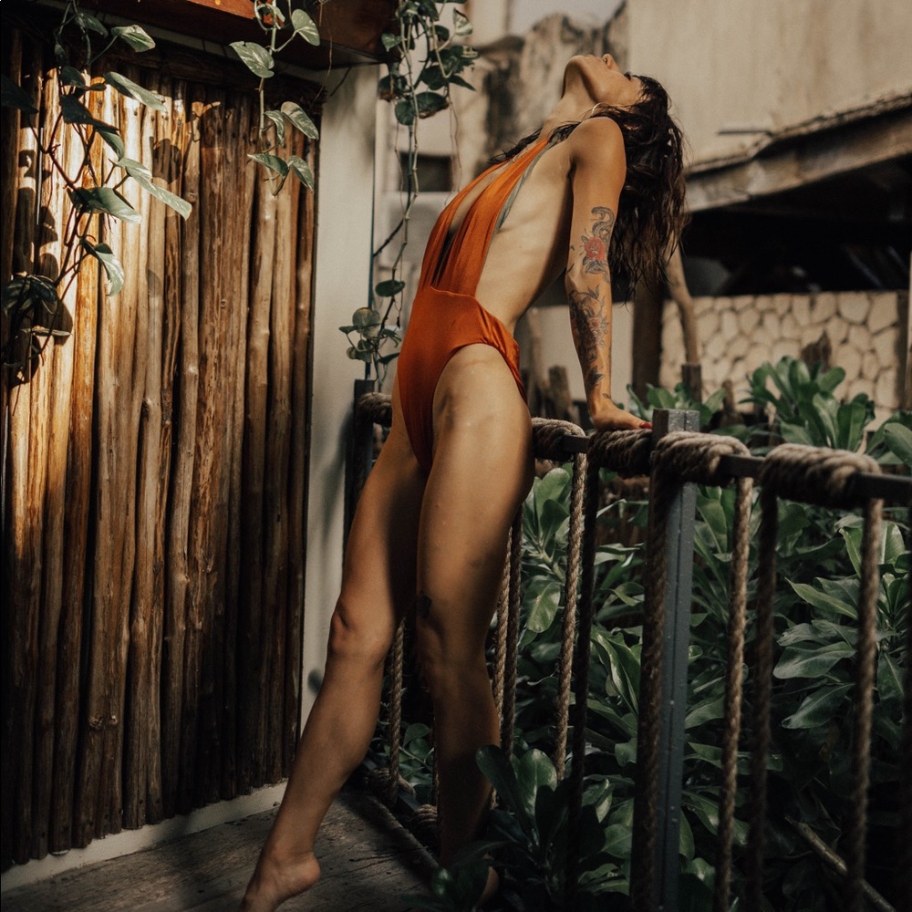 Reversible Backless One piece - Picture 2 of 4